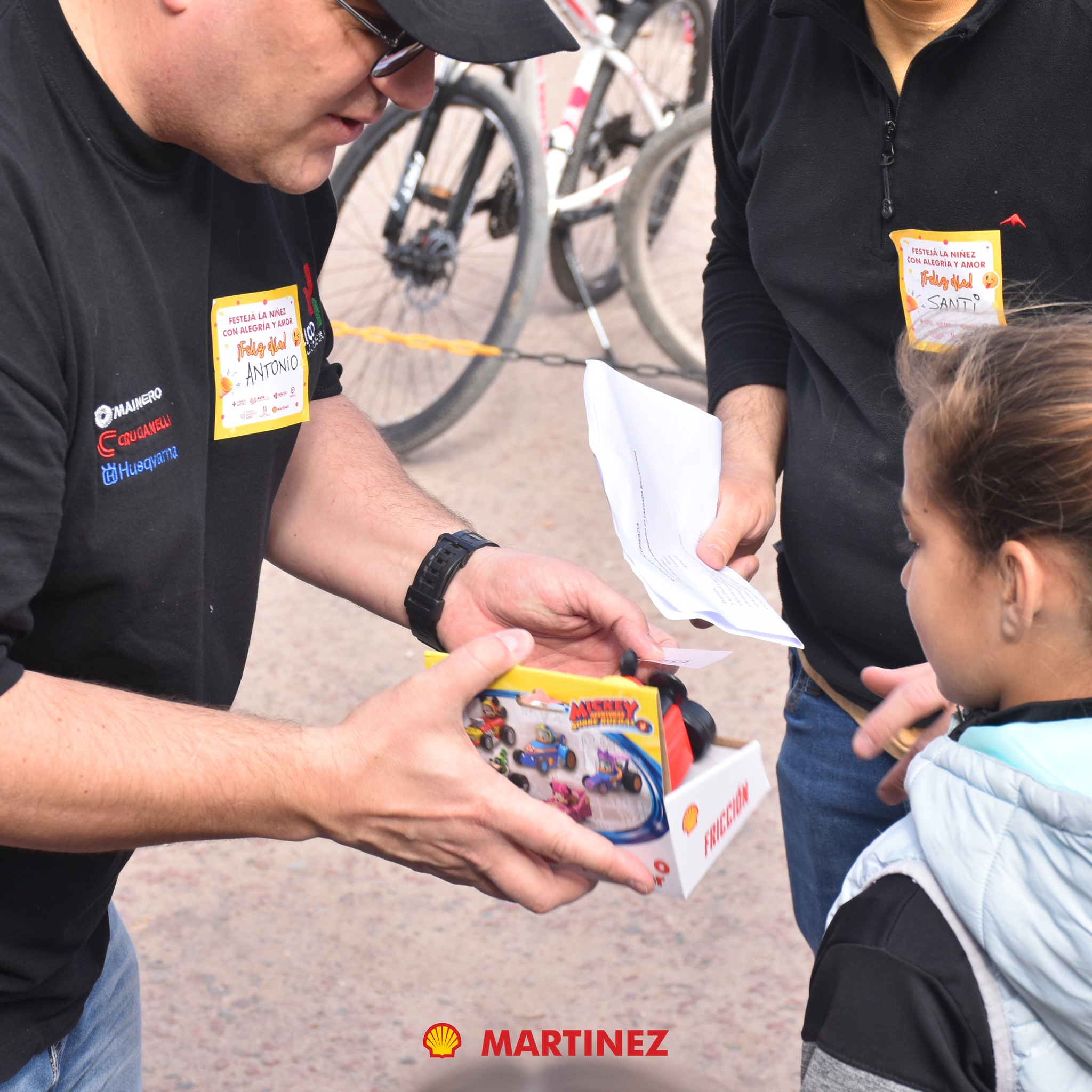 Shell Martinez entregando premios en rural Santa Rosa